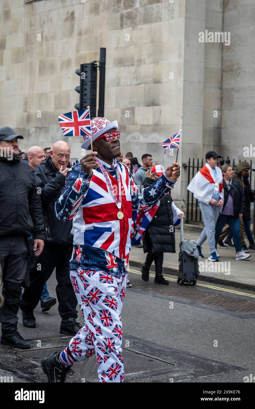 Mann gekleidet mit britischen Flaggen, Demonstranten bei Tommy Robinson 1. Juni märz und Kundgebung, London, England UK, 01/06/2024 Stockfoto