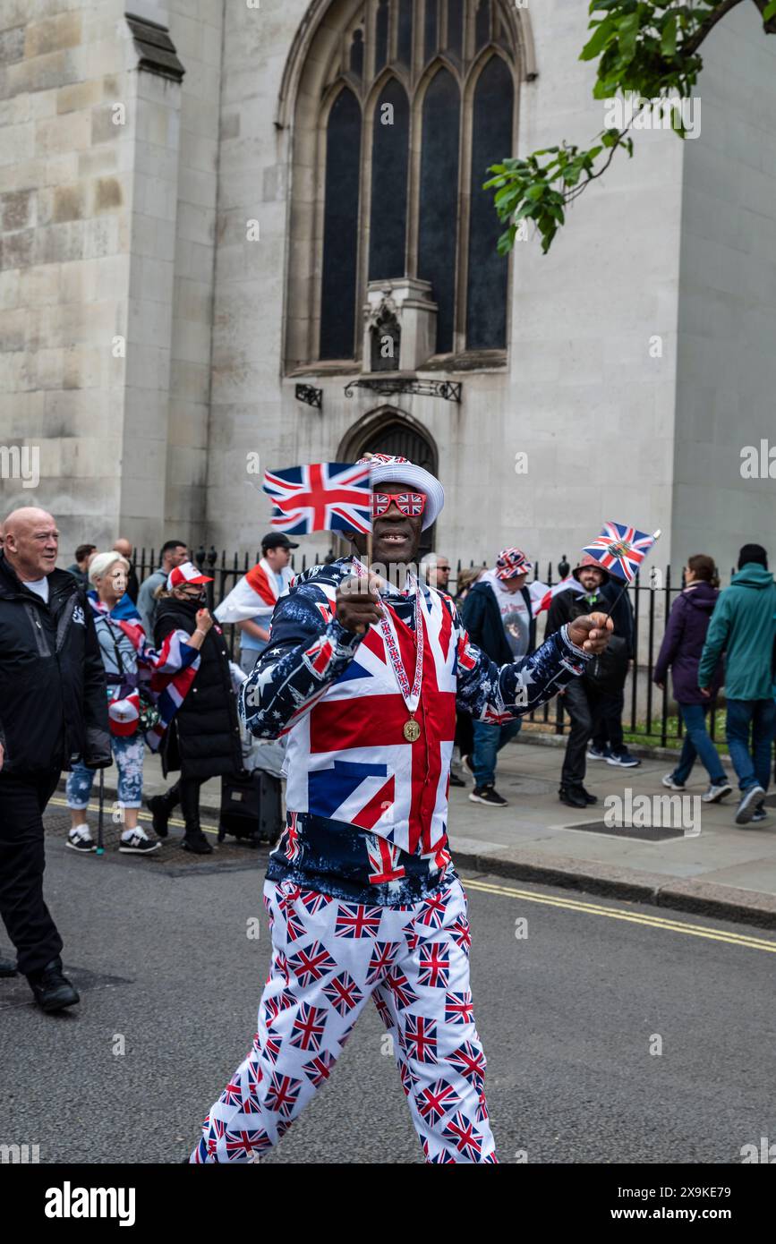 Mann gekleidet mit britischen Flaggen, Demonstranten bei Tommy Robinson 1. Juni märz und Kundgebung, London, England UK, 01/06/2024 Stockfoto