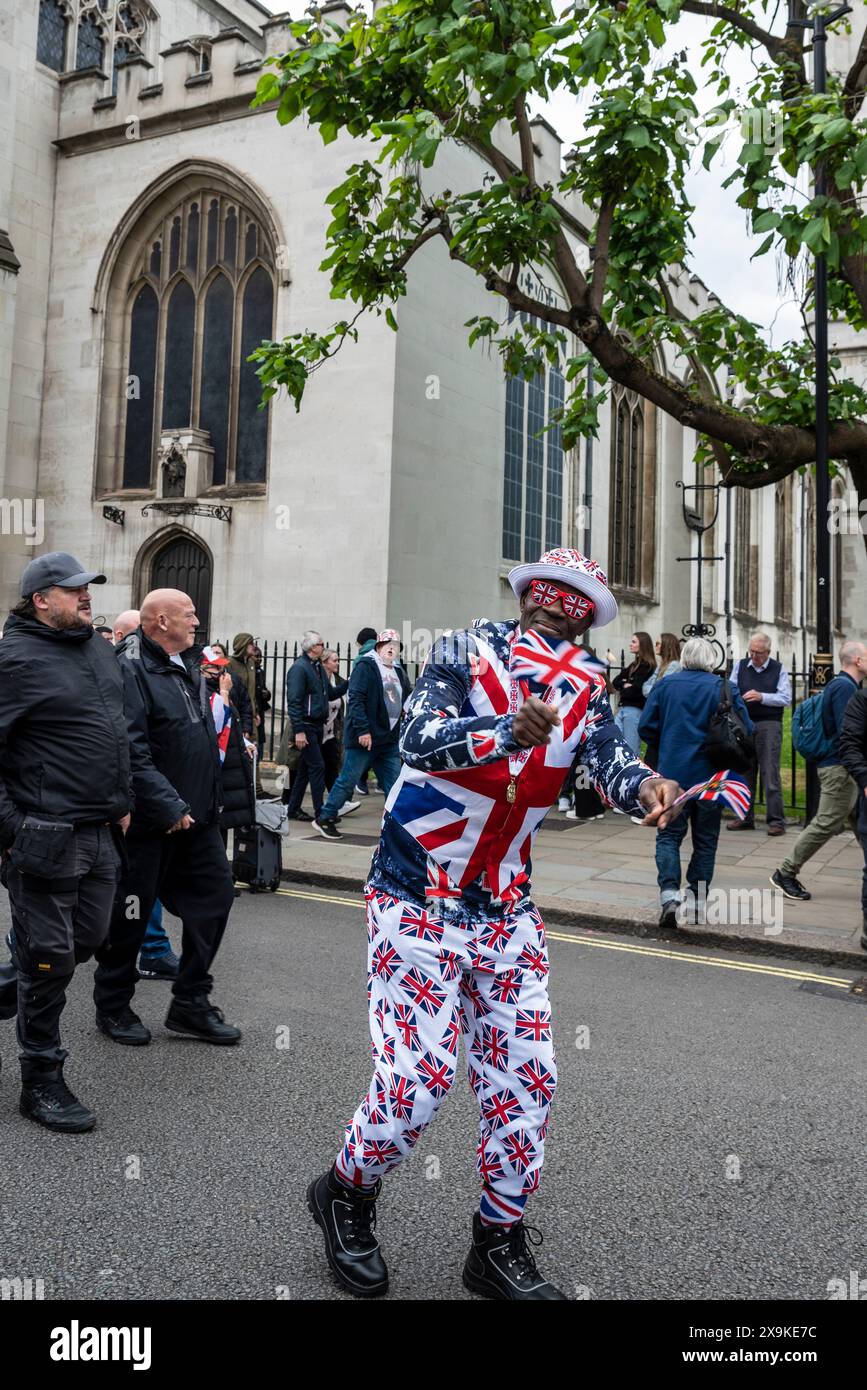 Mann gekleidet mit britischen Flaggen, Demonstranten bei Tommy Robinson 1. Juni märz und Kundgebung, London, England UK, 01/06/2024 Stockfoto