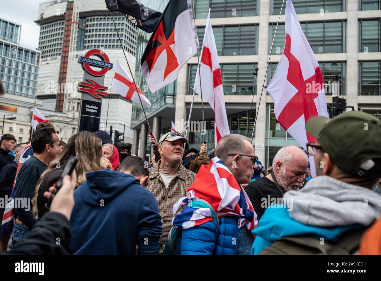 Demonstranten bei Tommy Robinson 1. Juni märz und Rallye, London, England UK, 01/06/2024 Stockfoto