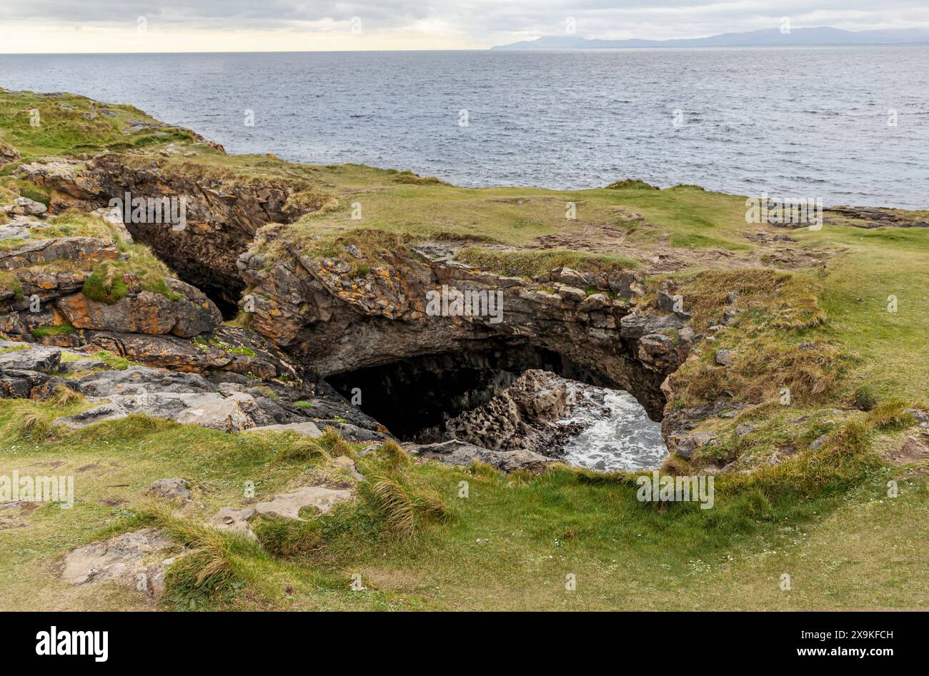 Die Fairy Bridge sprengt Löcher in den Klippen an der Küste des County Leitrim in Irland Stockfoto