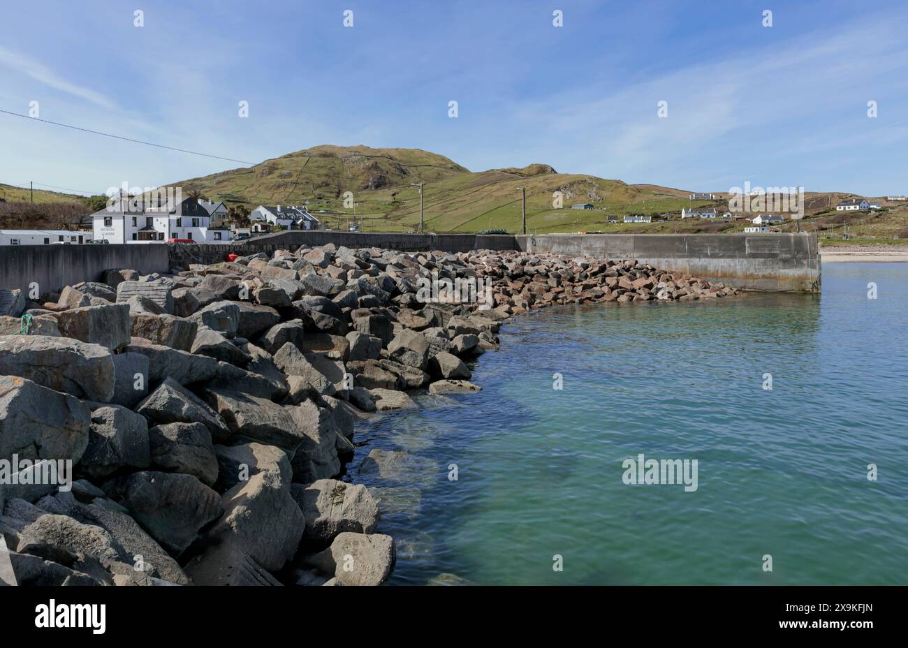 Clare Island, County Mayo, Irland - 20. April 2024 - der Hafen von Clare Island, wenn die Flut eingetreten ist Stockfoto