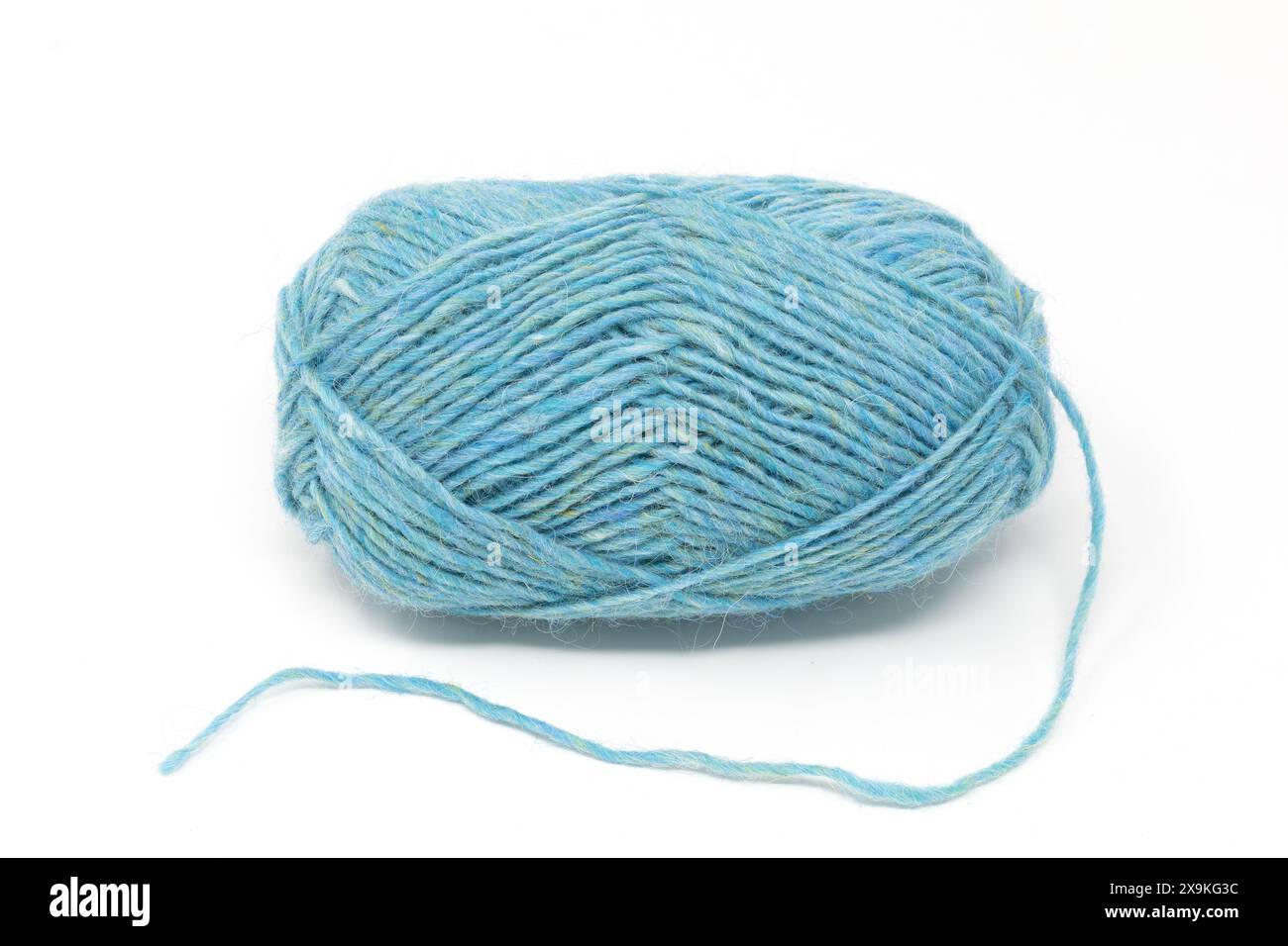 Nahaufnahme einer helltürkisfarbenen Garnkugel, isländischer Wollknäuel isoliert auf weißem Hintergrund Stockfoto
