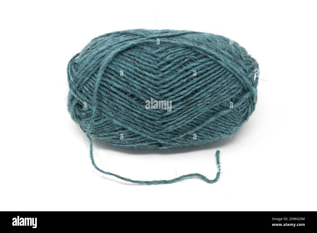 Nahaufnahme eines türkisfarbenen Garnkugels Nahaufnahme, isländischer Wollknäuel isoliert auf weißem Hintergrund Stockfoto