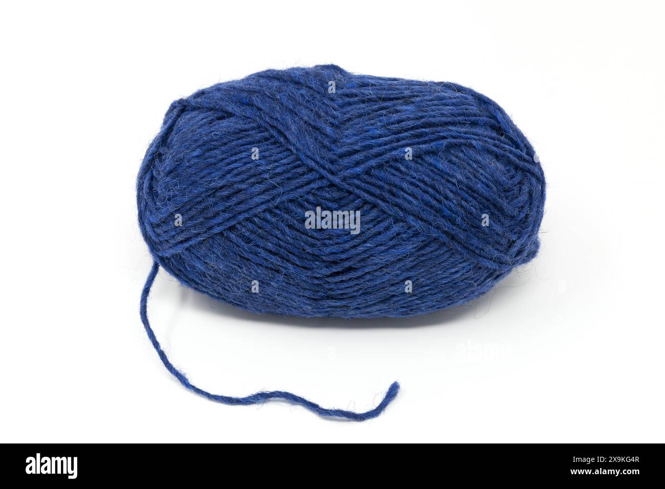 Nahaufnahme einer blauen Garnkugel Nahaufnahme, isländischer Wollknäuel isoliert auf weißem Hintergrund Stockfoto