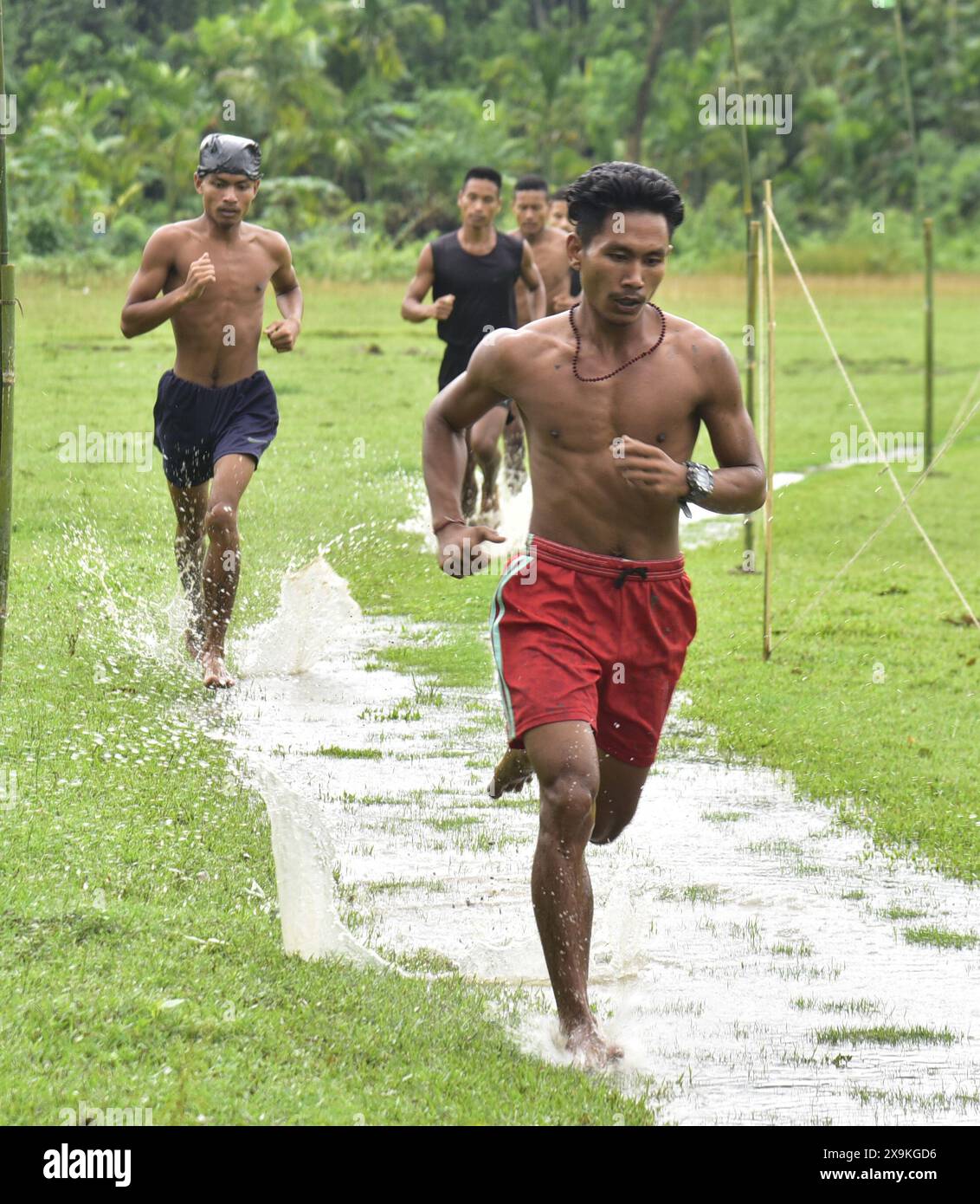 Guwahati, Guwahati, Indien. 31. Mai 2024. Jugendliche der Bodo-Stammesgemeinschaft, die am Freitag, den 31. Mai 2024, am Lauftraining für die Rekrutierung in der Indischen Armee in Bagan Para im Bezirk Baksa in Assam, Indien, teilgenommen haben. (Kreditbild: © Dasarath Deka/ZUMA Press Wire) NUR REDAKTIONELLE VERWENDUNG! Nicht für kommerzielle ZWECKE! Stockfoto