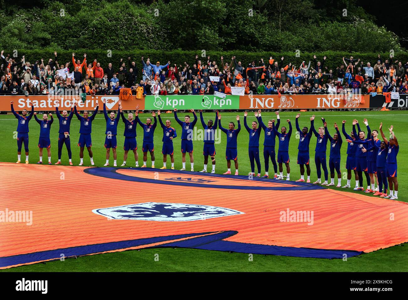 Zeist, Niederlande. Juni 2024. ZEIST – die Spieler posieren für ein Gruppenfoto mit einem großen orangen Hemd während eines Trainings der niederländischen Nationalmannschaft auf dem KNVB Campus am 1. Juni 2024 in Zeist, Niederlande. Die niederländische Nationalmannschaft bereitet sich auf die Fußball-Europameisterschaft in Deutschland vor. ANP VINCENT JANNINK Credit: ANP/Alamy Live News Stockfoto