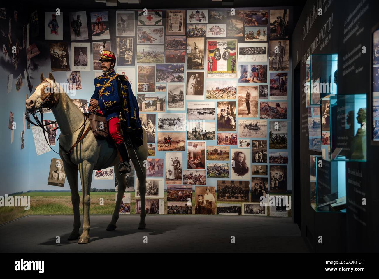 In einem Budapester, Ungarn Welt- und ungarisches Geschichtsmuseum mit alten Archivfotos und Ausstellung mit einem Soldaten auf einem Pferd. Keine Personen. Stockfoto