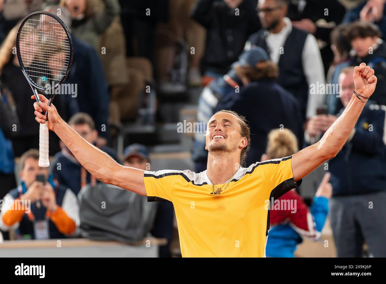 PARIS, FRANKREICH - 1. JUNI: Alexander Zverev feiert seinen Sieg am 7. Tag der French Open 2024 in Roland Garros am 1. Juni 2024 in Paris. (Foto: Marleen Fouchier/BSR Agency) Credit: BSR Agency/Alamy Live News Stockfoto