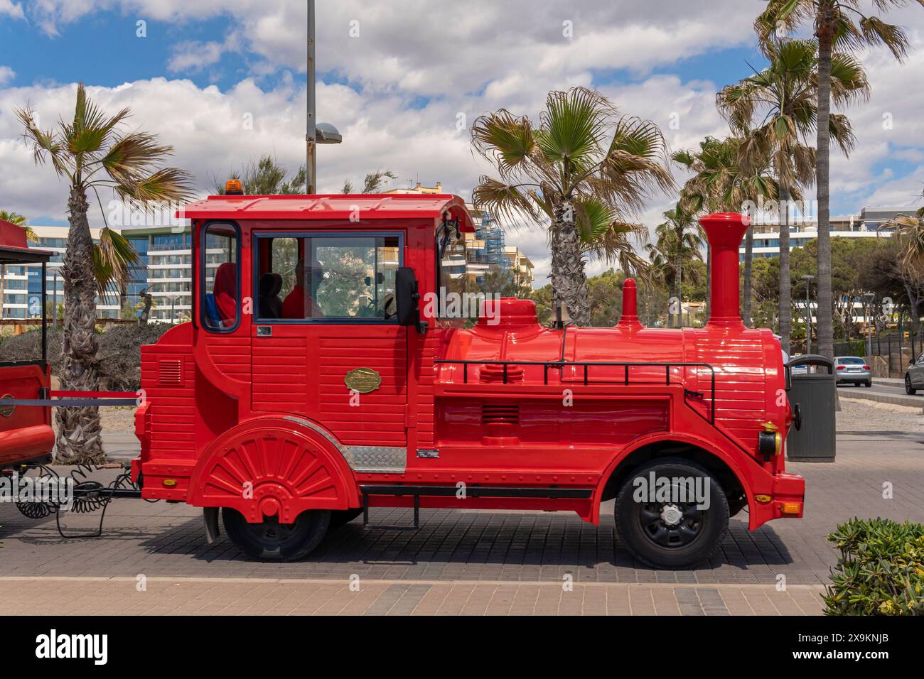 Palma de Mallorca, Spanien; 08. Mai 2024: Touristenzug mit Touristen, die entlang der Promenade des Ferienorts Playa de Palma de Mallorca, Sp Stockfoto