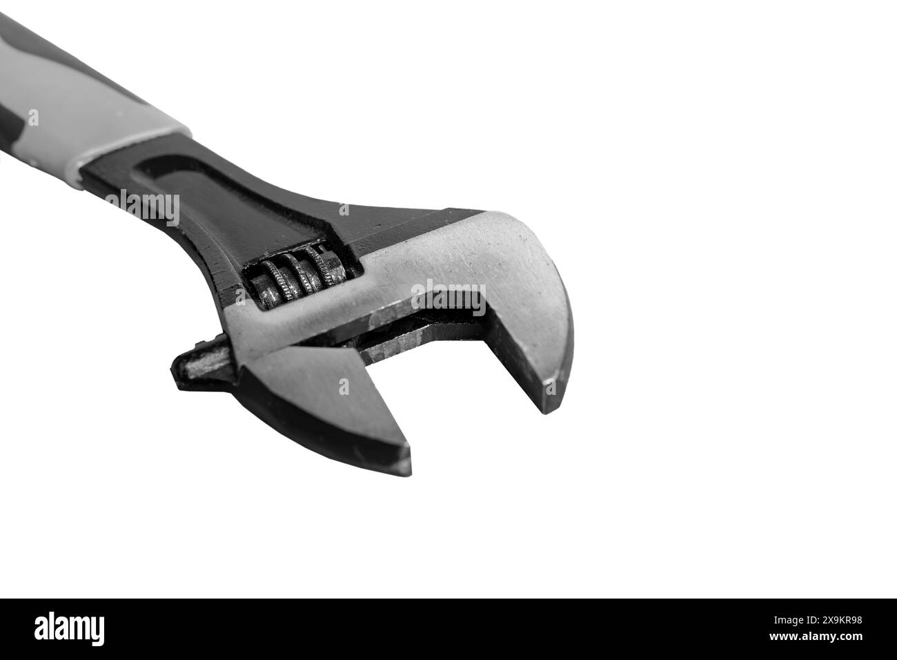 Verstellbarer Schraubenschlüssel, isolierter Schraubenschlüssel. Mechanisches Servicewerkzeug, halbmondförmiger Hintergrund. Befestigungsschrauben, Reparatur von Metallplumpenrohren. Weißes schmutziges schwarzes Auto schaltet Stockfoto