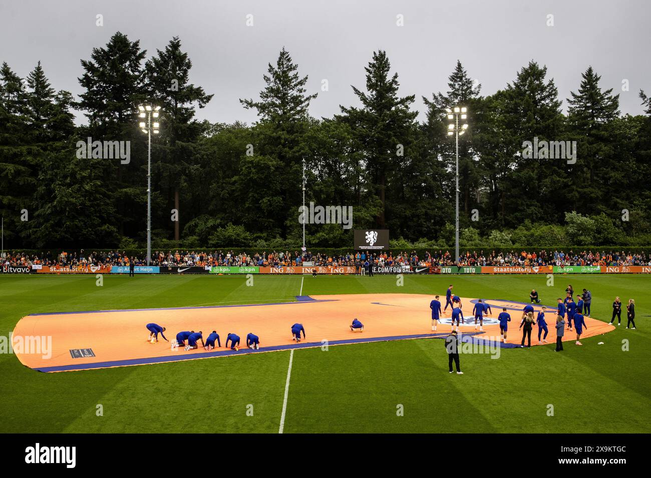 Zeist, Niederlande. Juni 2024. ZEIST - die Spieler unterzeichnen ein großes oranges Trikot während eines Trainings der niederländischen Nationalmannschaft auf dem KNVB Campus am 1. Juni 2024 in Zeist, Niederlande. Die niederländische Nationalmannschaft bereitet sich auf die Fußball-Europameisterschaft in Deutschland vor. ANP VINCENT JANNINK Credit: ANP/Alamy Live News Stockfoto