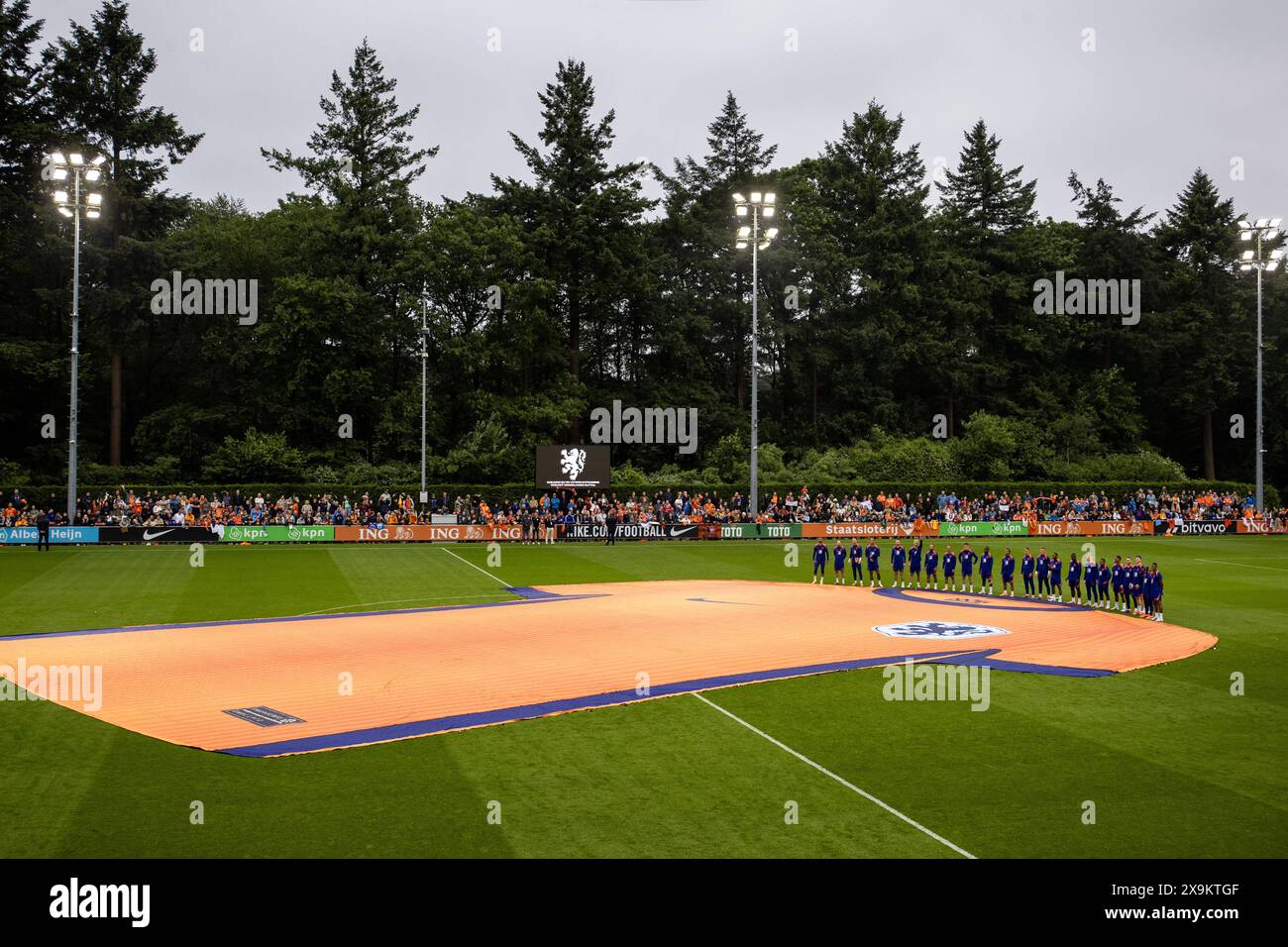 Zeist, Niederlande. Juni 2024. ZEIST – die Spieler posieren für ein Gruppenfoto mit einem großen orangen Hemd während eines Trainings der niederländischen Nationalmannschaft auf dem KNVB Campus am 1. Juni 2024 in Zeist, Niederlande. Die niederländische Nationalmannschaft bereitet sich auf die Fußball-Europameisterschaft in Deutschland vor. ANP VINCENT JANNINK Credit: ANP/Alamy Live News Stockfoto