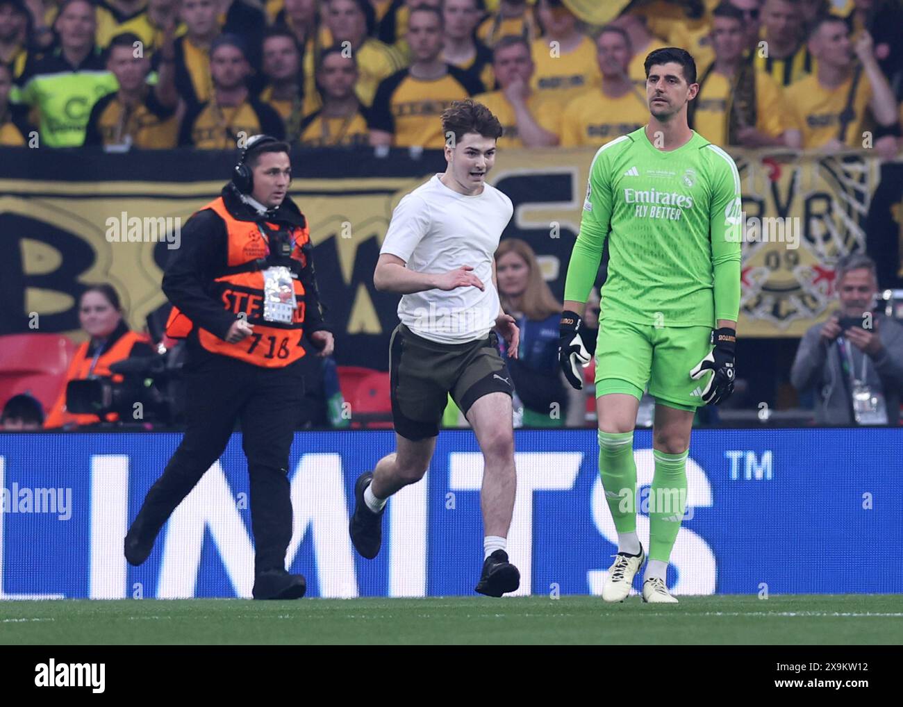 London, Großbritannien. Juni 2024. Einer von drei Eindringlingen auf dem Spielfeld verzögert das Spiel während des Endspiels der UEFA Champions League im Wembley Stadium in London. Der Bildnachweis sollte lauten: David Klein/Sportimage Credit: Sportimage Ltd/Alamy Live News Stockfoto