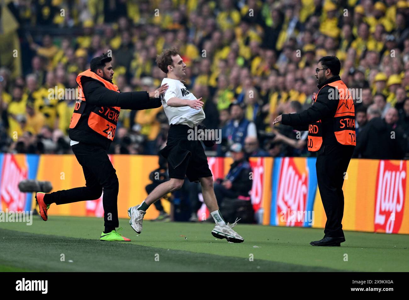 London, Großbritannien. Juni 2024. Fußball: Champions League, Borussia Dortmund - Real Madrid, Finale, Wembley Stadium, Ein Streaker wird von Sicherheitskräften gefangen. Robert Michael/dpa/Alamy Live News Stockfoto