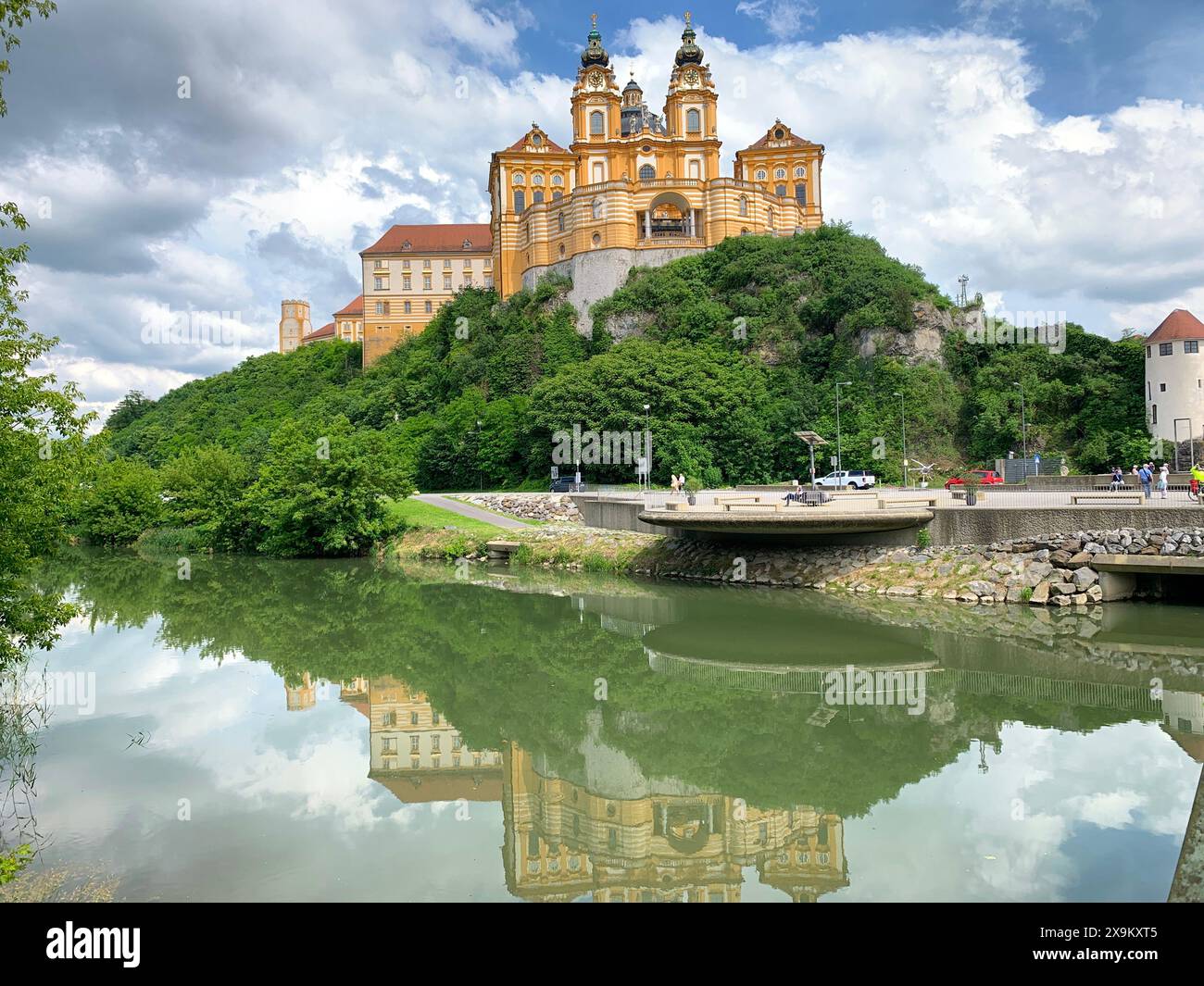 Melk Abbey auf einem Hügel mit Blick auf die Donau mit Wasserspiegelung Stockfoto