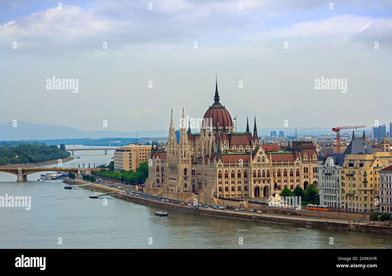 Blick aus der Vogelperspektive von der Budaer Burg mit Blick auf die Donau und das ungarische Parlamentsgebäude, Budapest, Ungarn Stockfoto