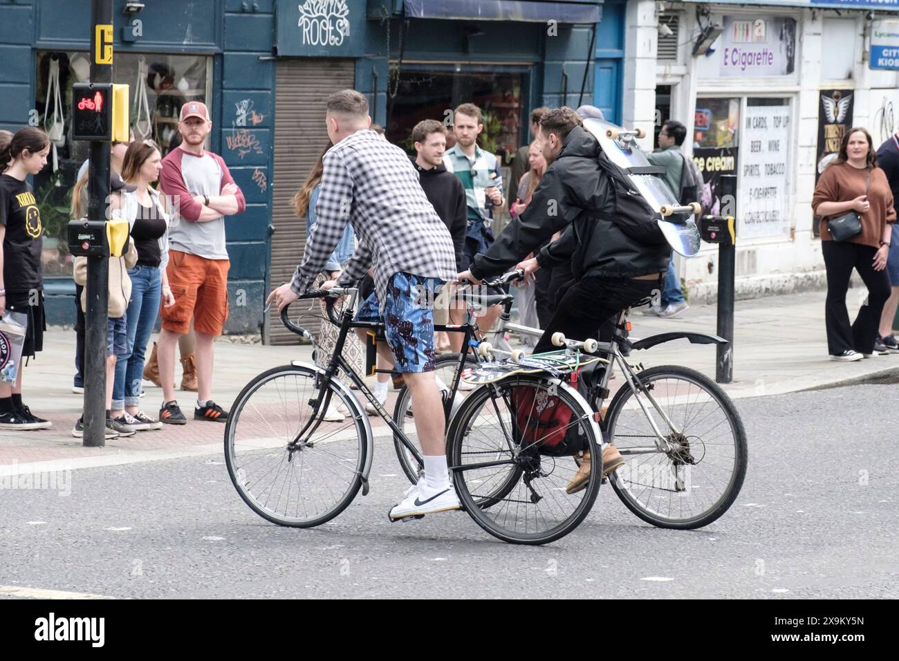 Samstagnachmittag im Stadtzentrum von Bristol. Der zentrale Wahlkreis Bristol ist ein wichtiges Ziel bei den Parlamentswahlen 2024 Bild zeigt eine Reihe unterschiedlicher Demografien. 2 junge Männer, die mit Scateboards fahren Stockfoto