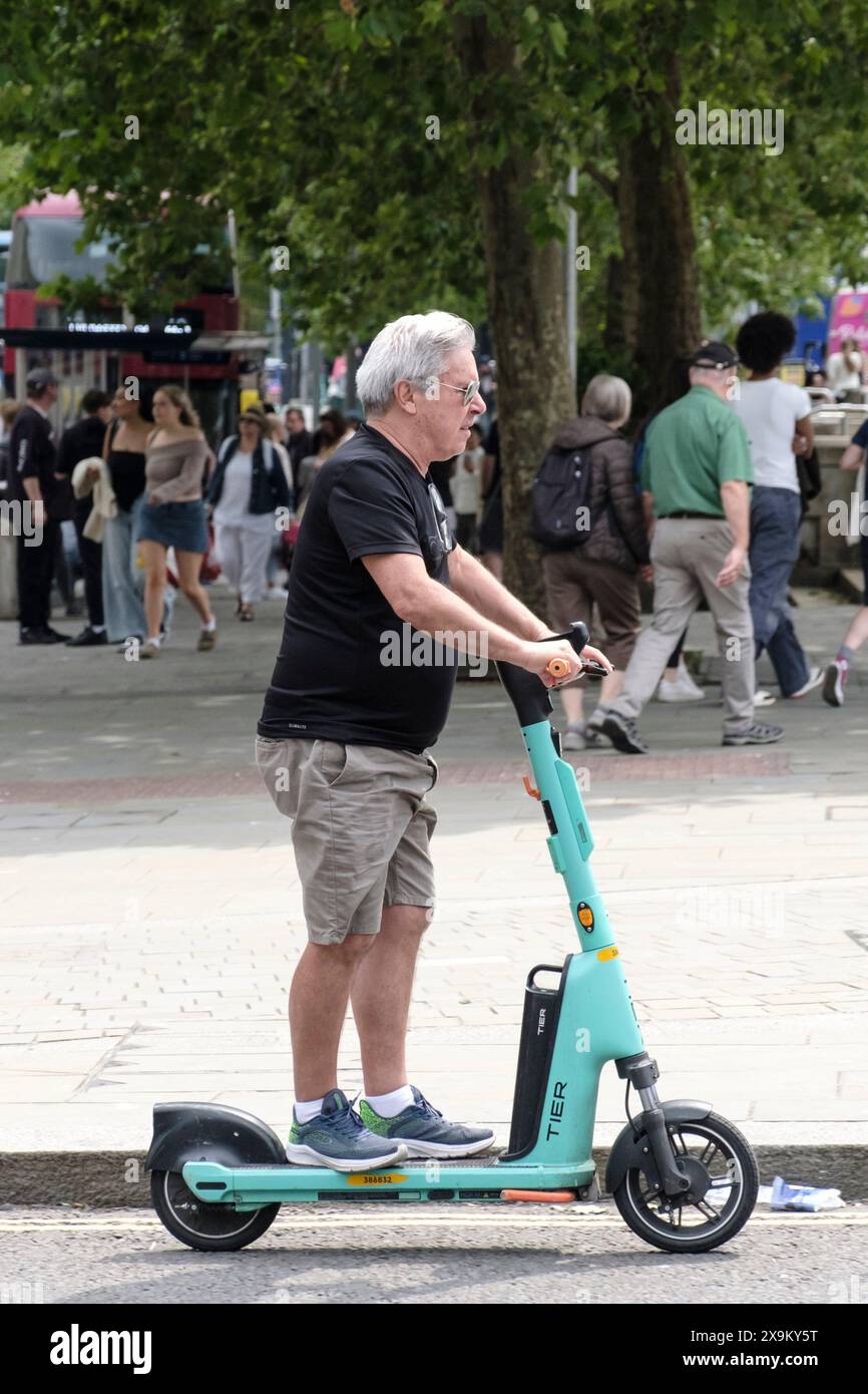 Samstagnachmittag im Stadtzentrum von Bristol. Der zentrale Wahlkreis Bristol ist ein wichtiges Ziel bei den Parlamentswahlen 2024 Bild zeigt eine Reihe unterschiedlicher Demografien. Senior-Mann, der einen E-Roller fährt Stockfoto
