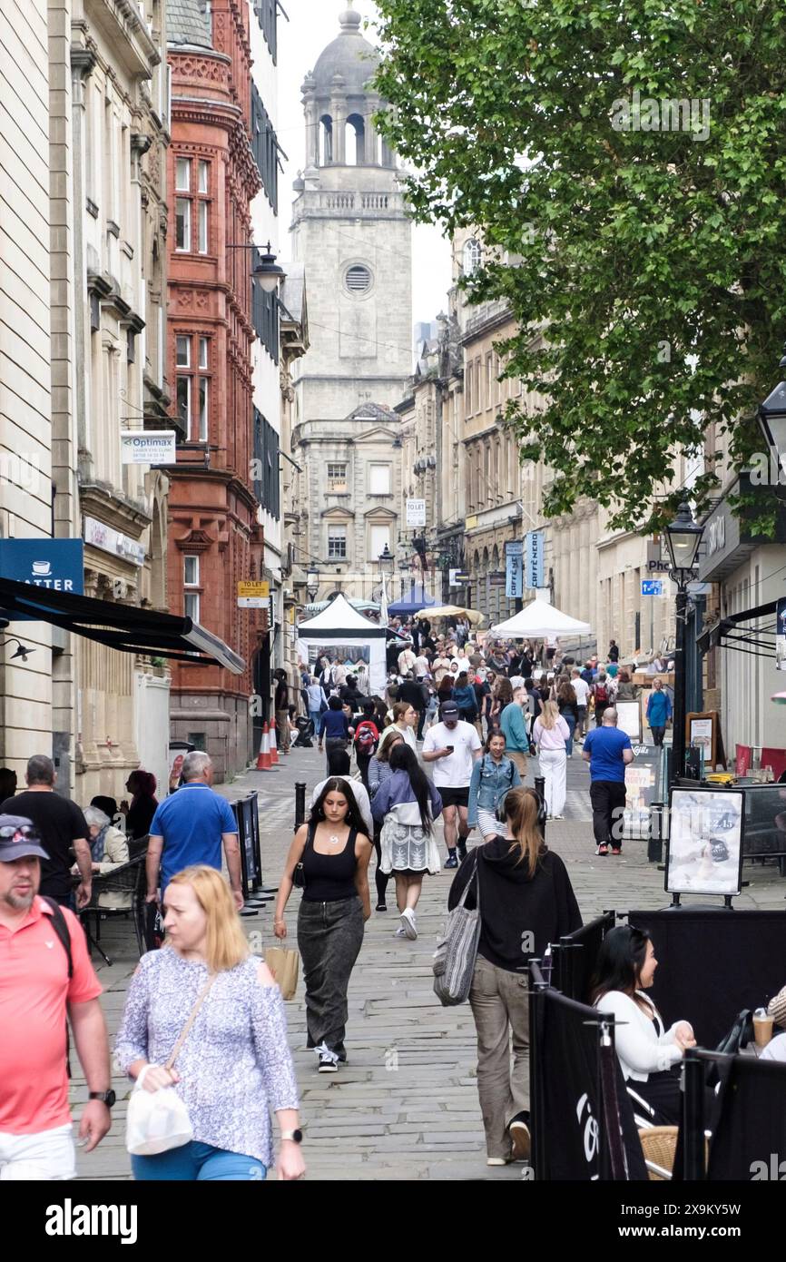 Samstagnachmittag im Stadtzentrum von Bristol. Der zentrale Wahlkreis Bristol ist ein wichtiges Ziel bei den Parlamentswahlen 2024 Bild zeigt eine Reihe unterschiedlicher Demografien. Geschäftiger Tag in der clare Street Stockfoto