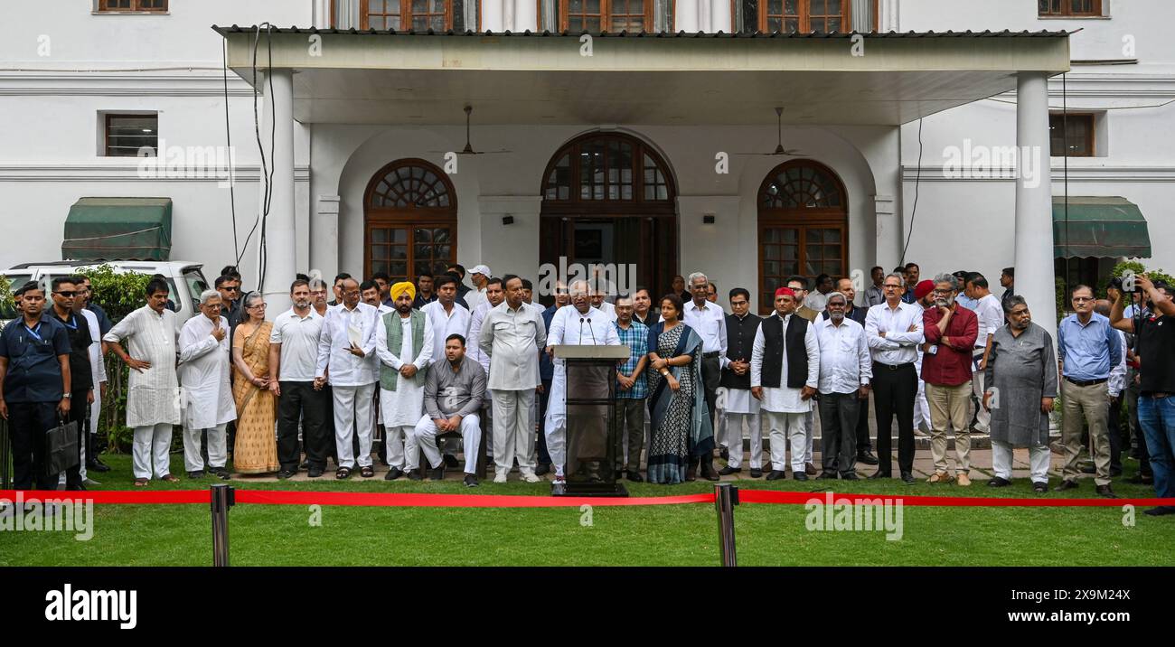 NEW DELHI, INDIEN - 1. JUNI: Sonia Gandhi, Vorsitzende der Parlamentarischen Partei des Kongresses, Mallikarjun Kharge, Sharad Pawar, Chef der Nationalistischen Kongresspartei (NCP), der Kongressvorsitzende Rahul Gandhi und andere führende Politiker zeigen Siegeszeichen, nachdem sie am 1. Juni 2024 in Neu-Delhi in der Residenz von Mallikarjun Kharge in Rajaji Marg teilgenommen hatten. Am 4. Juni wird das Treffen des INDIANERBLOCKS in Delhi zur Erörterung der künftigen Vorgehensweise nach den Ergebnissen der Lok-Sabha-Umfragen angekündigt. (Foto: Raj K Raj/Hindustan Times/SIPA USA ) Stockfoto