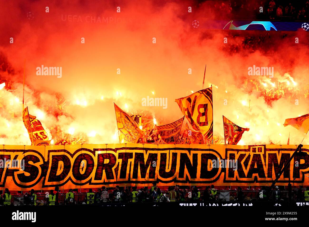 Die Fans der Borussia Dortmund ließen während des Endspiels der UEFA Champions League im Londoner Wembley Stadium Rauchfackeln in den Tribünen los. Bilddatum: Samstag, 1. Juni 2024. Stockfoto