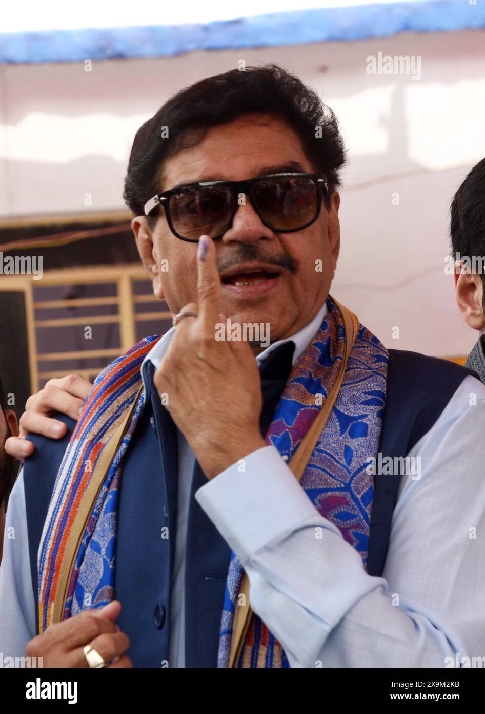 PATNA, INDIEN – 1. JUNI: TMC-Chef Shatrughan Sinha zeigte nach der Wahl in der siebten und letzten Phase der Lok Sabha-Wahl am 1. Juni 2024 in Patna, Indien, Fingerabdrücke. (Foto: Santosh Kumar/Hindustan Times/SIPA USA ) Stockfoto