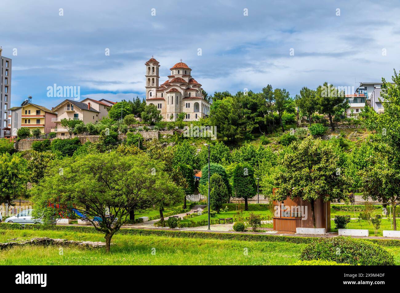 Blick vom Skanderbeg-Denkmal auf die orthodoxe Kirche in Lezhe, Albanien im Sommer Stockfoto