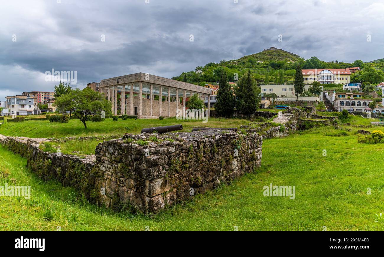 Ein Blick vorbei an den alten Ruinen der Stadt Lissu in Richtung Skanderbeg-Denkmal und der Burg in Lezhe, Albanien im Sommer Stockfoto