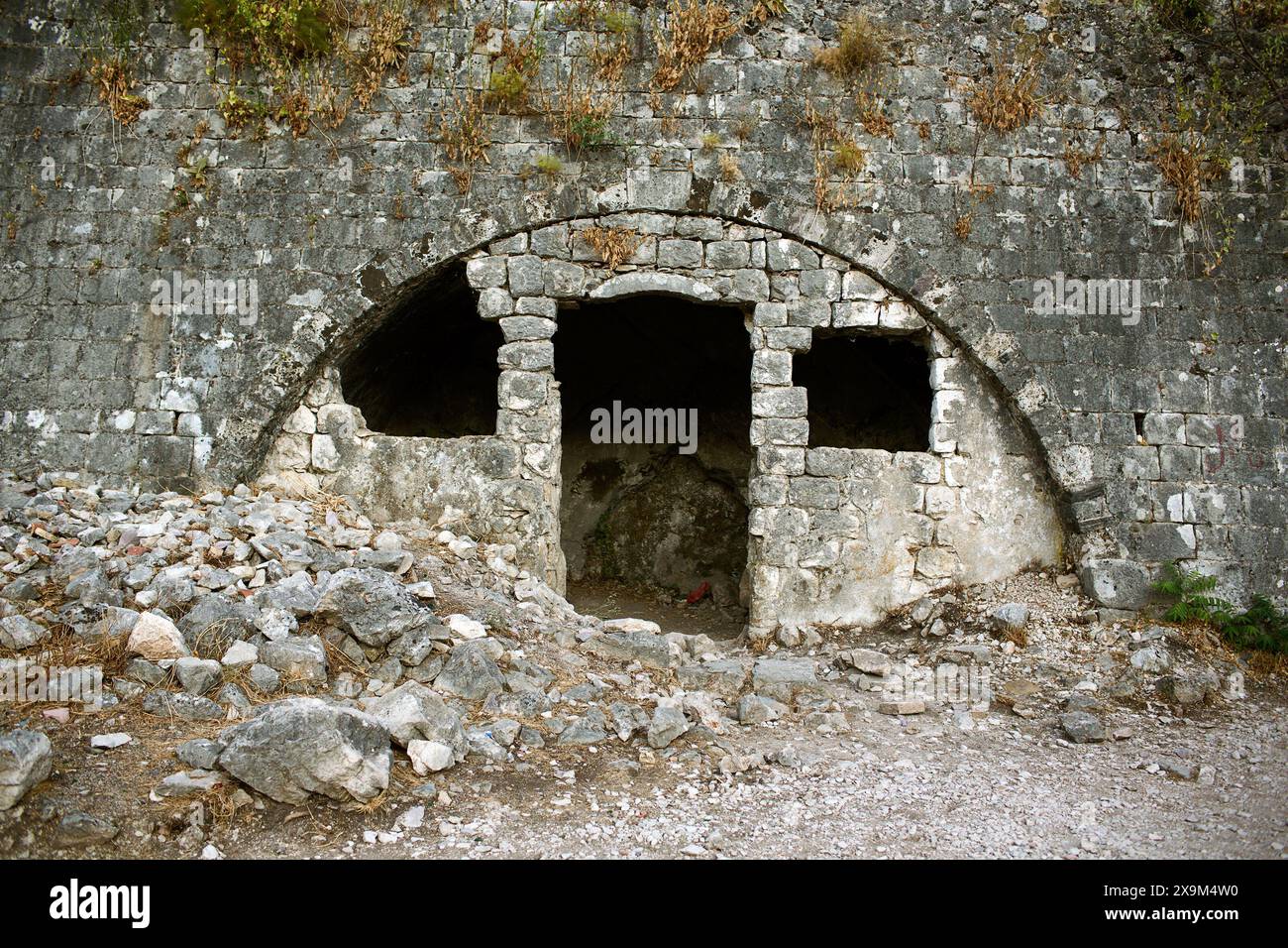 Halbkreisförmiger Verlassener Bunker Stockfoto