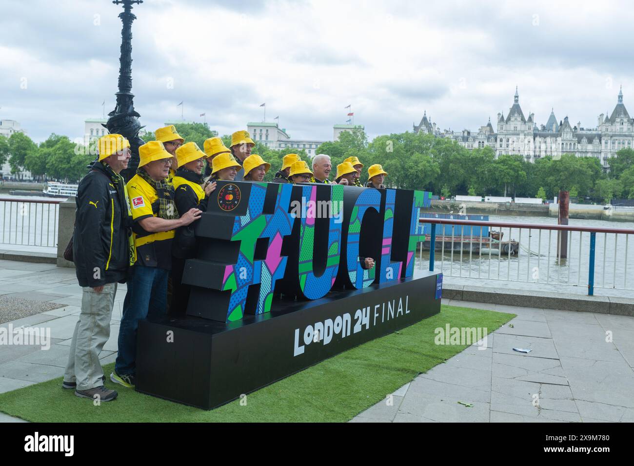 London Großbritannien, 1. Juni 2024. Champoins League Football Fever Trifft London. Die Fußballfans der Borussia Dortmund posieren vor dem Finale des Londoner Spiels 2024 an der Themse in London, Großbritannien. Helen Cowles / Alamy Live News Stockfoto