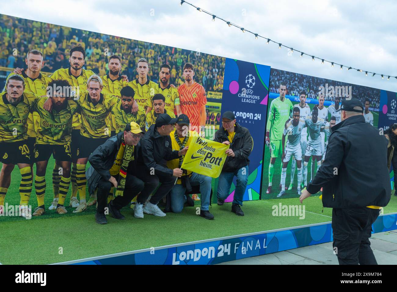 London Großbritannien, 1. Juni 2024. Champoins League Football Fever Trifft London. Die Fußballfans der Borussia Dortmund posieren vor dem Finale des Londoner Spiels 2024 an der Themse in London, Großbritannien. Helen Cowles / Alamy Live News Stockfoto