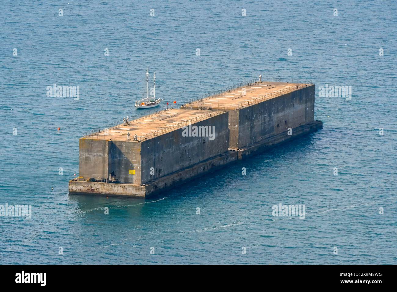 Castletown, Portland, Dorset, Großbritannien. Juni 2024. D-Day 80 Jubiläum. Blick auf die zwei gelisteten Phoenix Caissons der Klasse 2 im Portland Harbour in Dorset. Während des Zweiten Weltkriegs wurden sie als Wellenbrecher genutzt, um zwei temporäre Häfen zu errichten, Mulberry A am Omaha Beach, und Mulberry B am Gold Beach in der Normandie in Frankreich, um Vorräte und Ausrüstung zu entladen, um die alliierte Invasion im Juni 1944 zu unterstützen, da es an geeigneten Häfen entlang der Invasion fehlt. Ihr Entwurf basiert auf einem Konzept, das ursprünglich von Winston Churchill 1917 vorgeschlagen wurde. Bildnachweis: Graham Hunt/Alamy Live News Stockfoto