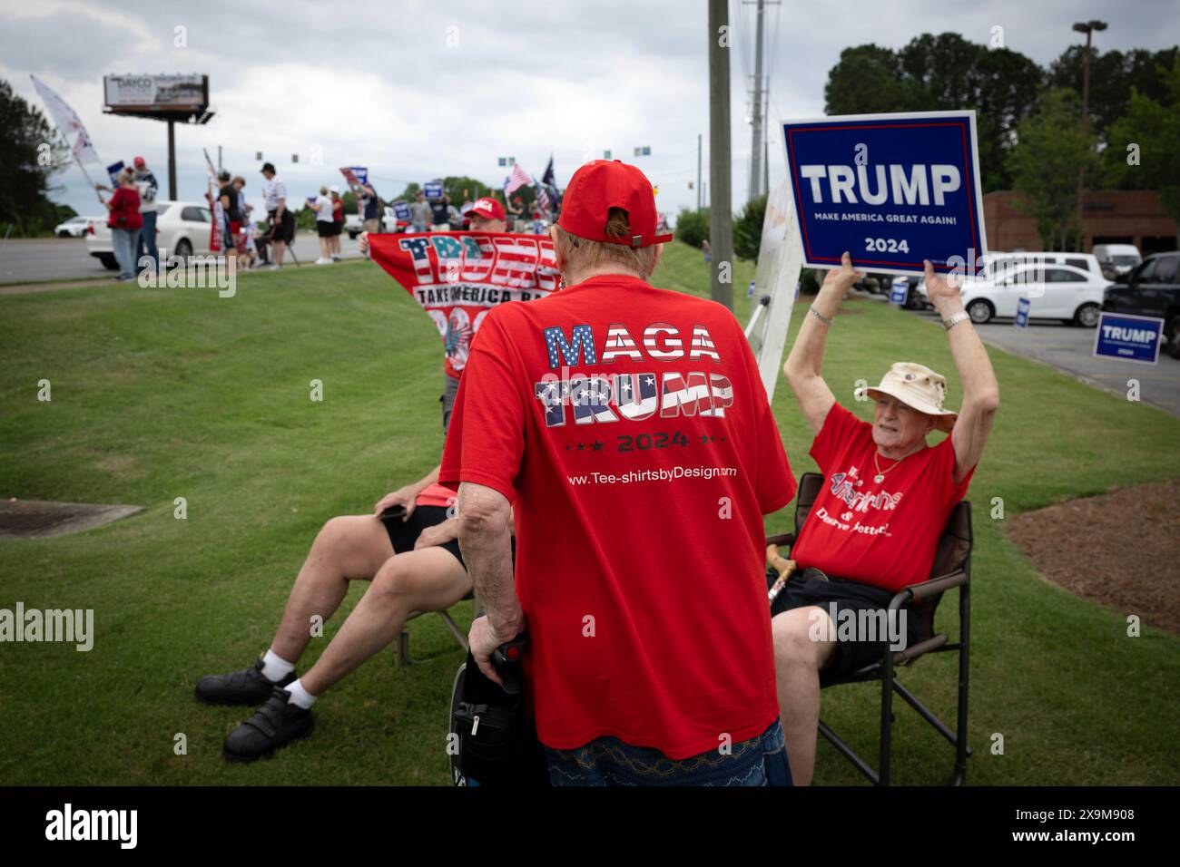 Woodstock, Georgia, USA. Juni 2024. Ältere Fans des ehemaligen Präsidenten Donald Trump finden einen bequemen Sitz, da sich talentiertere Unterstützer an einem Highway in Nordgeorgien versammeln, Tage nach Trumps Verurteilungen in New York. (Kreditbild: © Robin Rayne/ZUMA Press Wire) NUR REDAKTIONELLE VERWENDUNG! Nicht für kommerzielle ZWECKE! Stockfoto