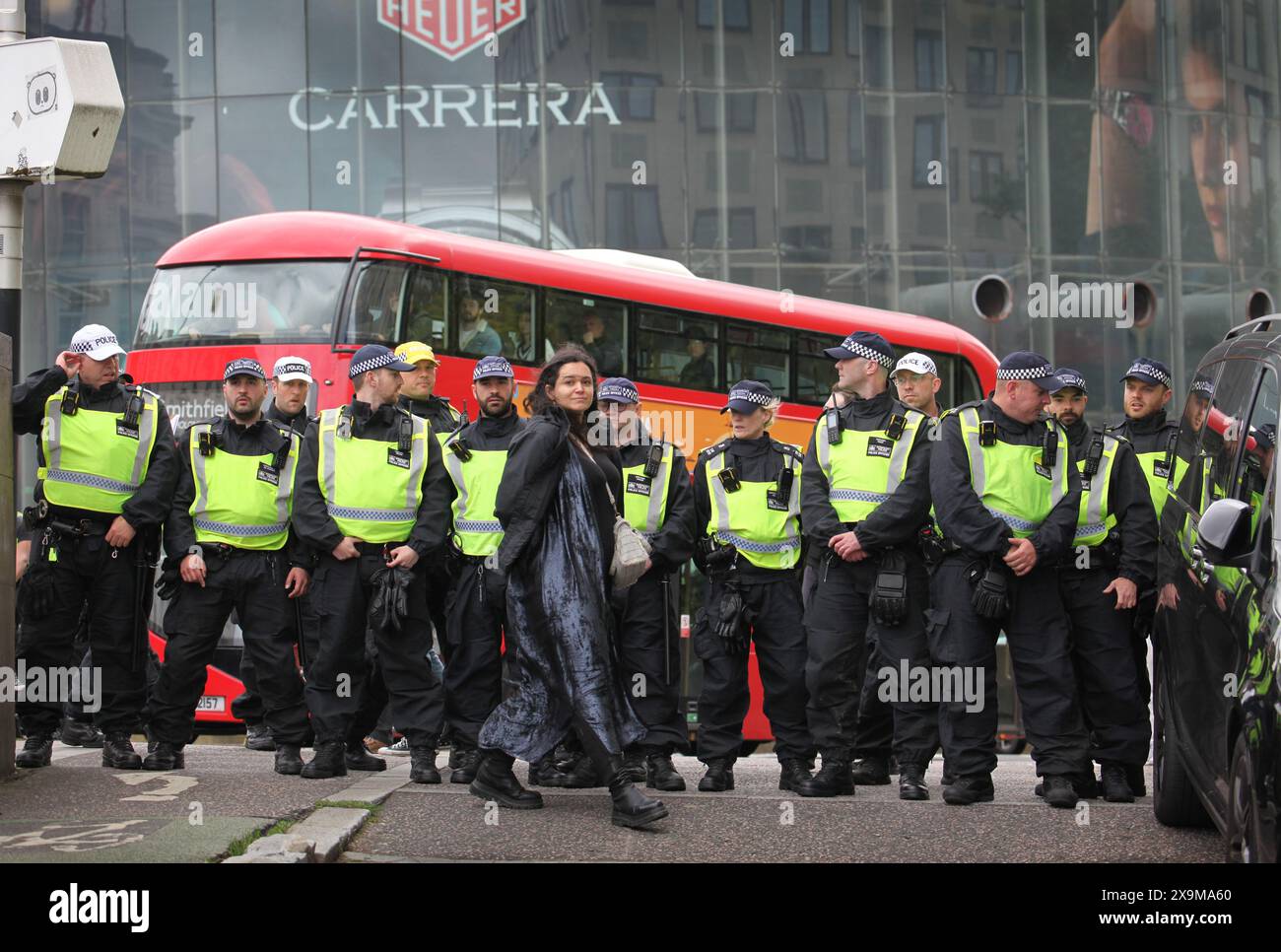 1. Juni 2024, London, England, Großbritannien: Polizeibeamte sperren die Eingänge zur Waterloo Bridge ab, damit Demonstranten während der Demonstration keinen Zugang zur Straße erhalten. In der Londoner Waterloo-Gegend wurde ein propalästinensischer Protest abgehalten, bei dem Demonstranten der Jugend für ein israelisches Waffenembargo protestierten. Sie fordern ein Waffenembargo in beide Richtungen und die Einstellung der Bombardierung von Rafah. Israel verfolgt den Gazastreifen über acht Monate seit Kriegsbeginn weiter. Neun Verhaftungen wurden wegen Blockade der Autobahn verhaftet. (Kreditbild: © Martin Pope/ZUMA Press Wire) NUR REDAKTIONELLE VERWENDUNG! Nicht für Commerci Stockfoto