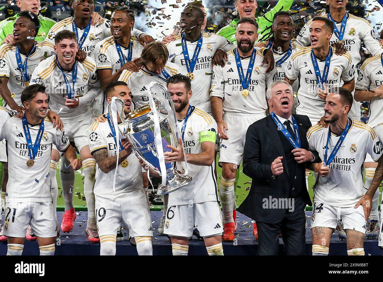 London, Großbritannien. Juni 2024. Real Madrid holt die Trophäe beim UEFA Champions League Finale Borussia Dortmund gegen Real Madrid am 1. Juni 2024 im Wembley Stadium, London, England, Großbritannien. Credit: Every Second Media/Alamy Live News Stockfoto