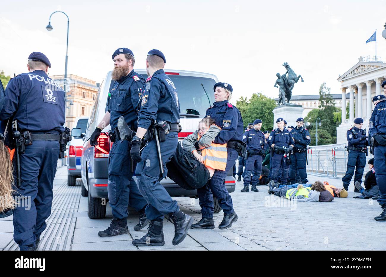 Klimaaktivisten der, Letzten Generation' klebten sich im Zuge einer Protestaktion auf der Ringstraße vor dem Parlament auf die Straße. Im Bild: Polizisten und Klimaaktivisten auf der Ringstraße vor dem Parlament in Wien am 01.06.2024 // Klimaaktivisten der Organisation, letzte Generation' haben sich auf der Straße vor dem österreichischen parlament in Wien geahnt. Bild: Polizei und Klimaaktivisten vor dem österreichischen Parlament am 1. Juni 2024 in Wien - 20240601 PD14050 Quelle: APA-PictureDesk/Alamy Live News Stockfoto