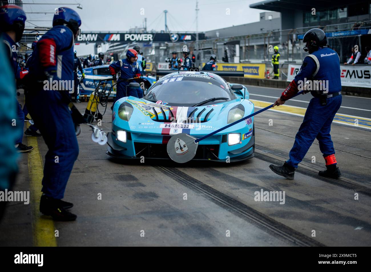 Thomas Mutsch, Franck Mailleux, Lance David Arnold, Come Ledogar (Glickenhaus Racing LLC, Scuderia Cameron Glickenhaus, SCG 004c, SPX, #706) in der Box, DE, 52. ADAC Ravenol 24h Nürnberg, 24 Stunden Rennen, 01.06.2024 Foto: Eibner-Pressefoto/Michael Memmler Stockfoto