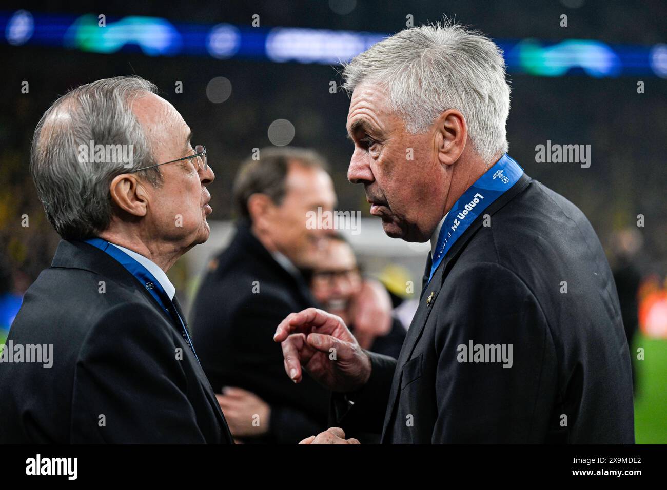 London, Großbritannien. Juni 2024. LONDON, VEREINIGTES KÖNIGREICH - 1. JUNI: Florentino Perez spricht mit Trainer Carlo Ancelotti von Real Madrid CF nach dem UEFA Champions League-Finale 2023/24 zwischen Borussia Dortmund und Real Madrid CF im Wembley Stadium am 1. Juni 2024 in London. (Foto: Pablo Morano/BSR Agency) Credit: BSR Agency/Alamy Live News Stockfoto