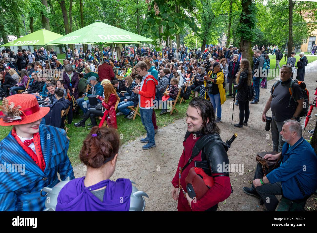 Bericht 01.06.2024 21. Internationaler Comic-Salon in Erlangen unter alten Bäumen im Schlossgarten: Der Cosplay Wettbewerb Erlangen Bayern Deutschland *** Report 01 06 2024 21 internationaler Comic-Salon in Erlangen unter alten Bäumen im Schlossgarten der Cosplay-Wettbewerb Erlangen Bayern Deutschland Stockfoto