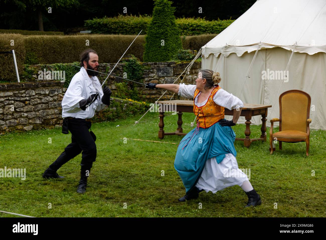 Chaussy, Frankreich. Juni 2024. Fleur de Lys und Laughter at the Blades treten während der Geschichte von Villarceaux am 1. Juni 2024 in der Domaine de Villarceaux in Chaussy auf. Quelle: Bernard Menigault/Alamy Live News Stockfoto