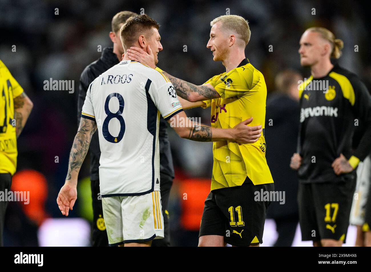 London, Großbritannien. Juni 2024. Fußball: Champions League, Borussia Dortmund - Real Madrid, K.-o.-Runde, Finale, Wembley-Stadion. Madrids Toni Kroos (Mitte l) umarmt Dortmunds Marco Reus nach dem Spiel. Quelle: Tom Weller/dpa/Alamy Live News Stockfoto