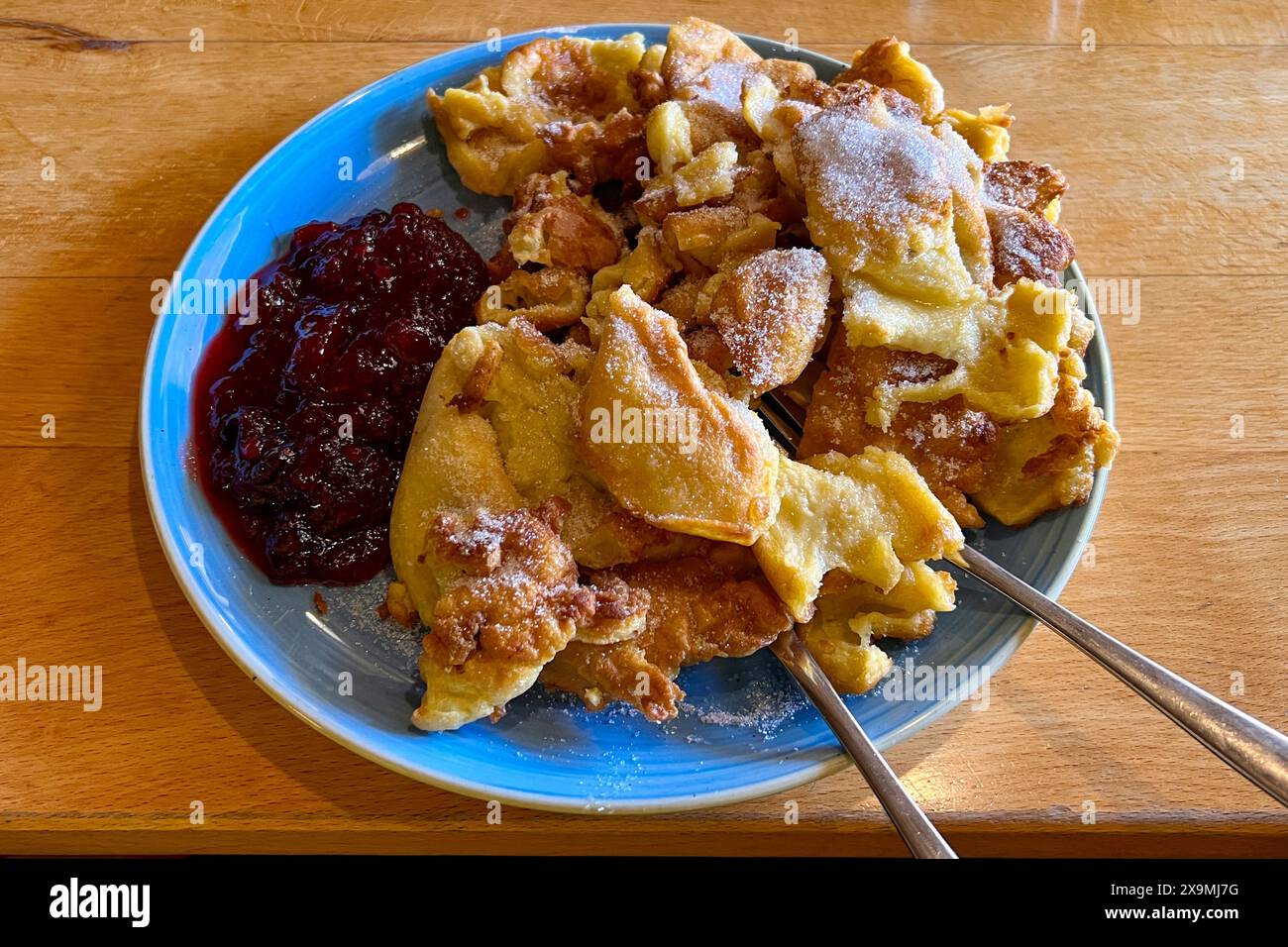 kaiserschmarren, deutsch, süß, Essen, Dessert, Teller, traditionell, Gericht, Puderzucker, Rosinen, Mandeln Stockfoto