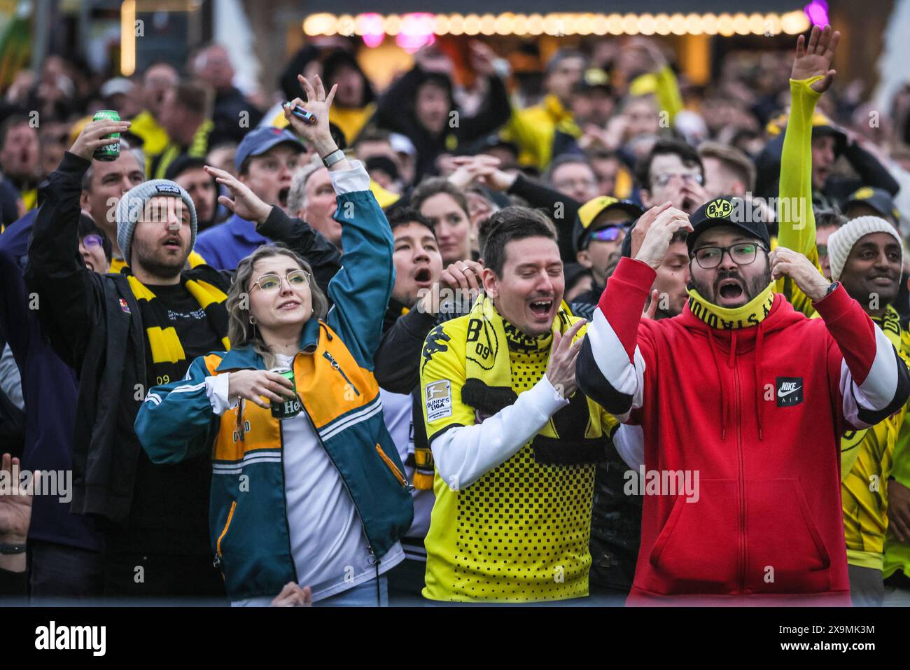 London, Großbritannien. Juni 2024. Die Fans der Borussia Dortmund im Hyde Park Fan Park beobachten das Spiel besorgt und viele enttäuscht über die verpassten Chancen. Farbige Lichter werden in einer Phase beleuchtet, aber die Atmosphäre an der Anlage, die fast ihre Kapazität von 20 km erreicht zu haben scheint, bleibt friedlich. Real Madrid gewinnt das UEFA Champions League-Finale 2-0 gegen Borussia Dortmund. Quelle: Imageplotter/Alamy Live News Stockfoto