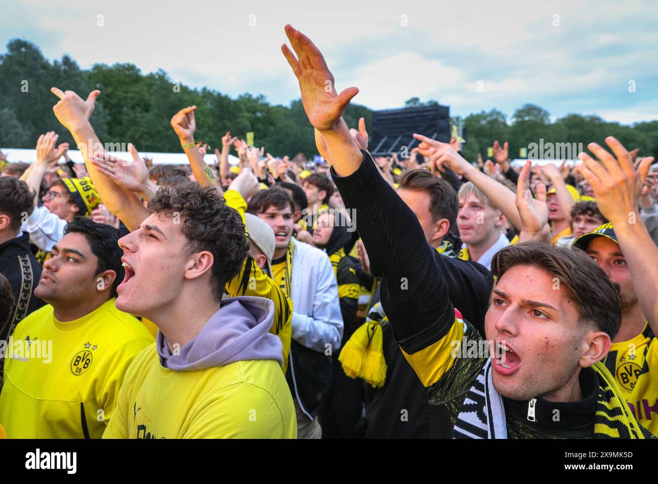 London, Großbritannien. Juni 2024. Die Fans der Borussia Dortmund im Hyde Park Fan Park beobachten das Spiel besorgt und viele enttäuscht über die verpassten Chancen. Farbige Lichter werden in einer Phase beleuchtet, aber die Atmosphäre an der Anlage, die fast ihre Kapazität von 20 km erreicht zu haben scheint, bleibt friedlich. Real Madrid gewinnt das UEFA Champions League-Finale 2-0 gegen Borussia Dortmund. Quelle: Imageplotter/Alamy Live News Stockfoto