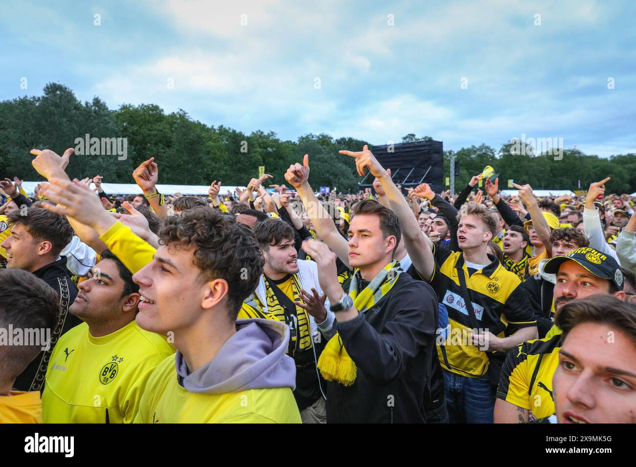 London, Großbritannien. Juni 2024. Die Fans der Borussia Dortmund im Hyde Park Fan Park beobachten das Spiel besorgt und viele enttäuscht über die verpassten Chancen. Farbige Lichter werden in einer Phase beleuchtet, aber die Atmosphäre an der Anlage, die fast ihre Kapazität von 20 km erreicht zu haben scheint, bleibt friedlich. Real Madrid gewinnt das UEFA Champions League-Finale 2-0 gegen Borussia Dortmund. Quelle: Imageplotter/Alamy Live News Stockfoto
