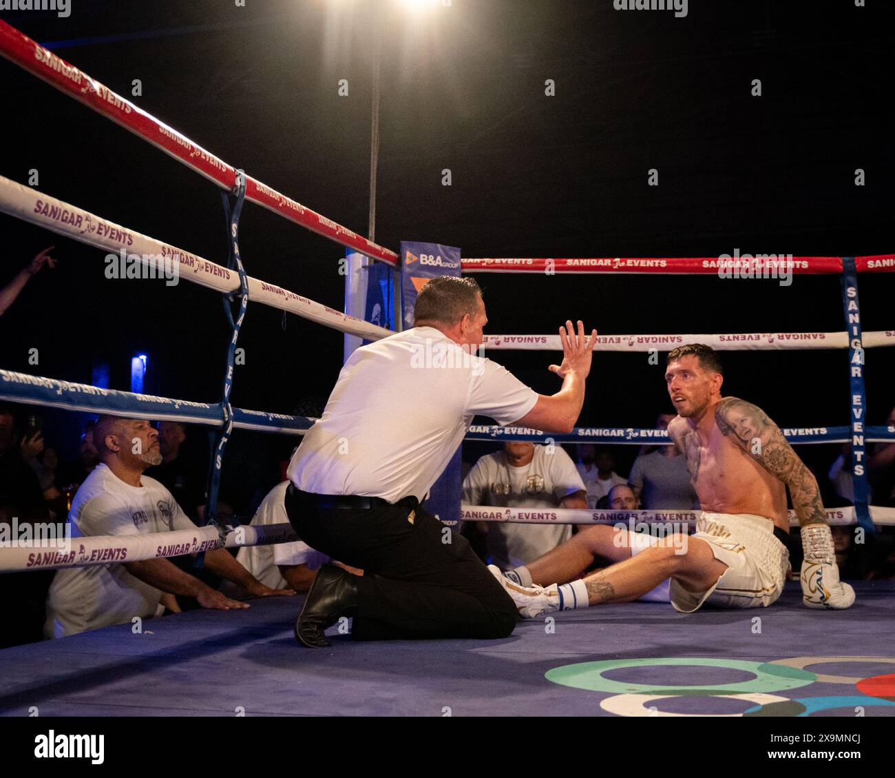 Cardiff, Großbritannien. Juni 2024. Ethan George V Ryan Pocock Boxkampf um die Super Middleweight Championship of Wales für Sanigar Events und West Country Boxen in der Vale Sports Arena in Cardiff, Wales. Quelle: Sashshots/Alamy Live News Stockfoto