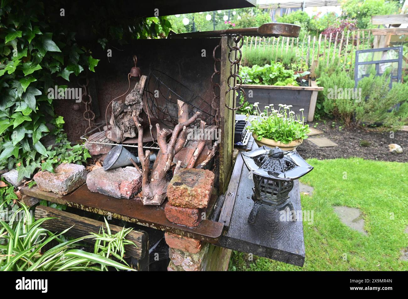 DEU. Deutschland, Iserlohn: Der Hobbygärtner in Iserlohn unterhält einen außergewöhnlichen Garten mit zahlreichen nicht heimischen Pflanzen Stockfoto