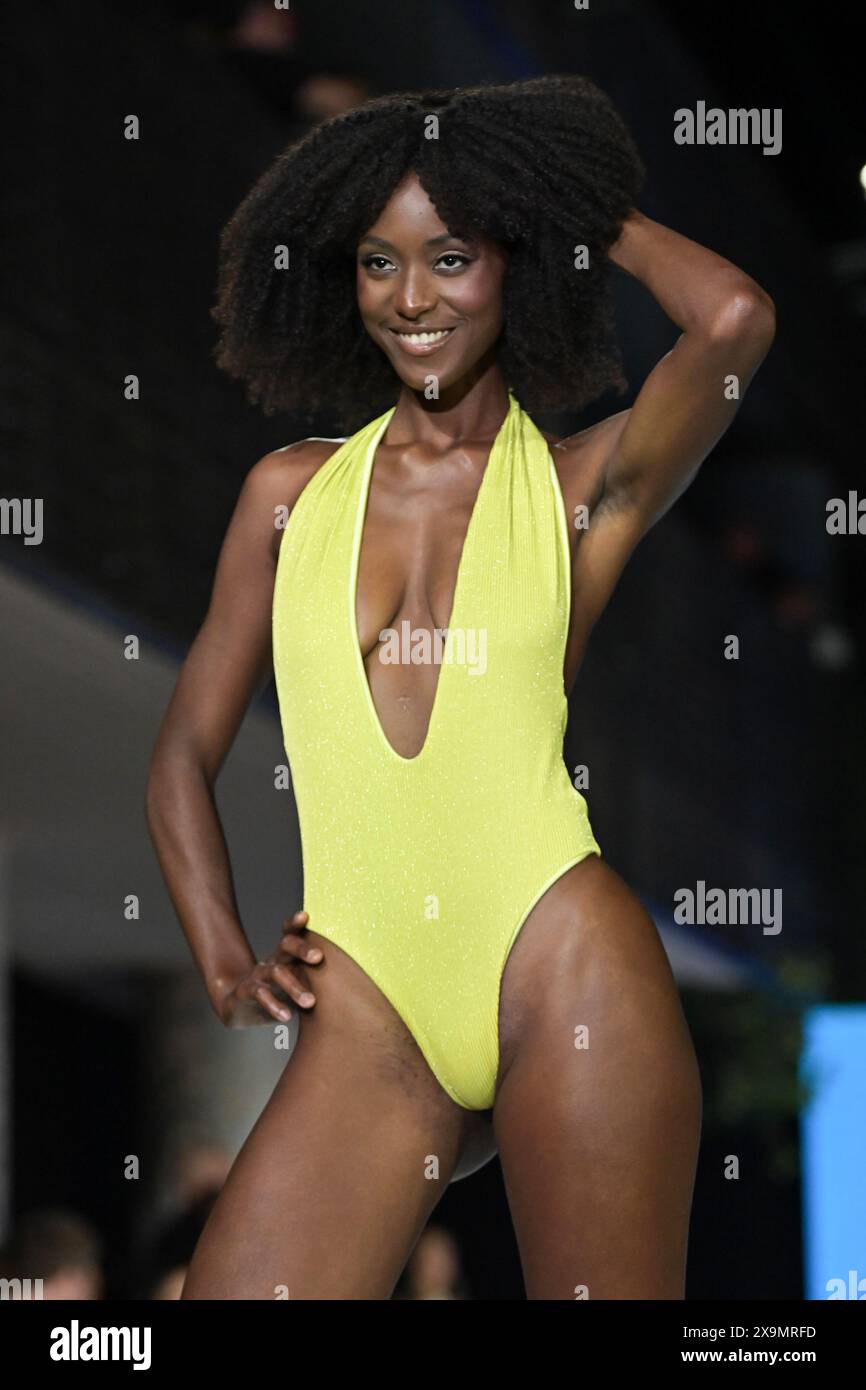 Miami Beach, Usa. 31. Mai 2024. Miami Beach, FL - Mai 31: Ein Model spaziert während der Miami Swim Week am Freitag, den 31. Mai 2024 in Miami Beach auf der Landebahn für DOB. FL. (Foto: Michele Eve Sandberg/SIPA USA) Credit: SIPA USA/Alamy Live News Stockfoto