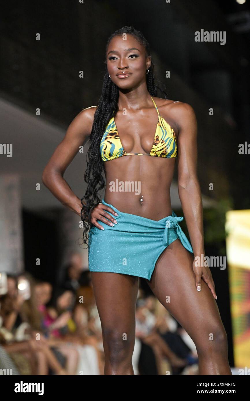 Miami Beach, Usa. 31. Mai 2024. Miami Beach, FL - Mai 31: Ein Model spaziert während der Miami Swim Week am Freitag, den 31. Mai 2024 in Miami Beach auf der Landebahn für DOB. FL. (Foto: Michele Eve Sandberg/SIPA USA) Credit: SIPA USA/Alamy Live News Stockfoto